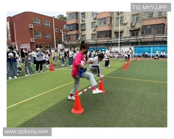 爸爸足球房里的快乐时光与亲子互动的温馨瞬间